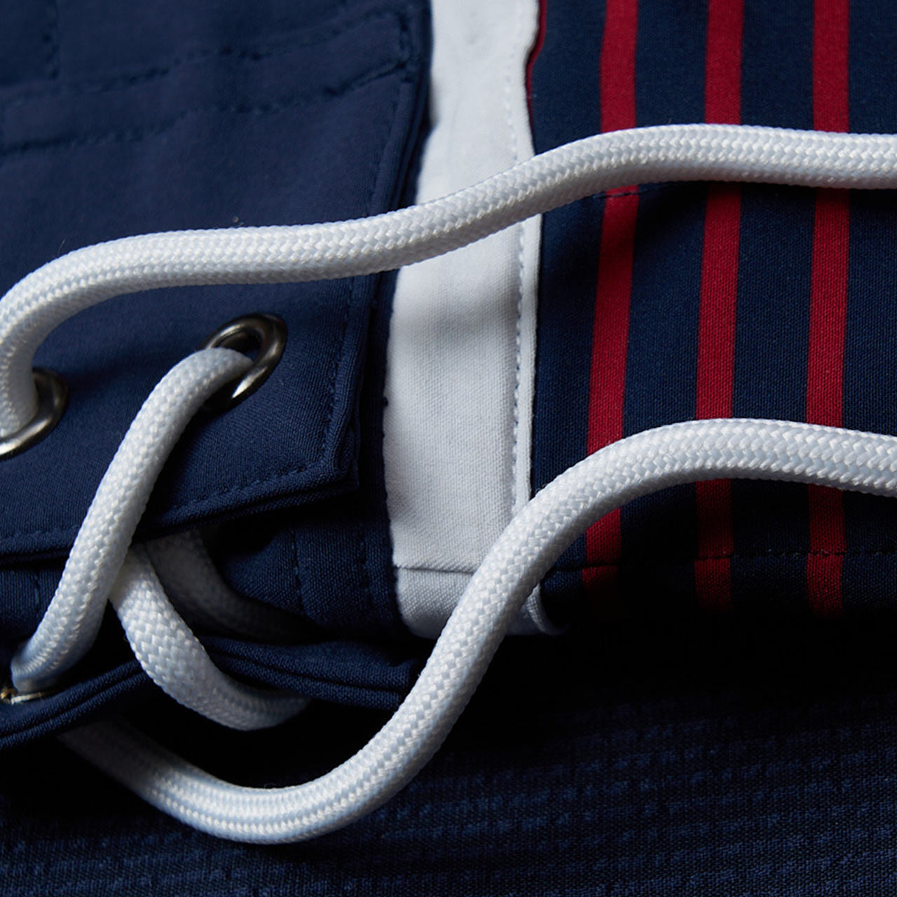 NAVY/SAVVY RED DETAIL LIFESTYLE INFO